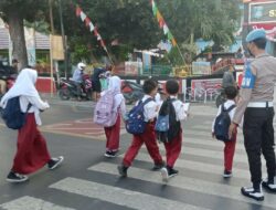 Polisi Bantu Anak Sekolah Lewat Jalan Raya, Komitemen Pelayanan Polsek Labuapi