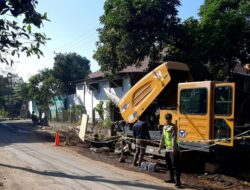 Polsek Labuapi Jaga Keamanan dan Kelancaran Perbaikan Jalan di Desa Bengkel