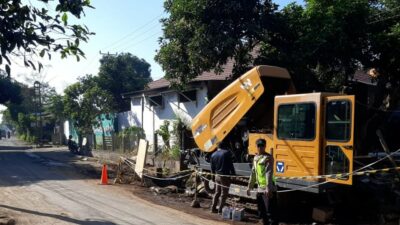 Polsek Labuapi Jaga Keamanan dan Kelancaran Perbaikan Jalan di Desa Bengkel