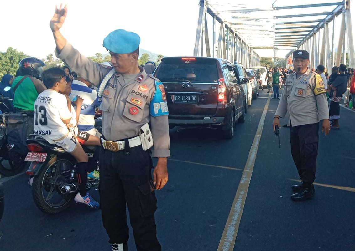 Polsek Labuapi Sigap Jaga Tradisi Adat Nyongkolan di Labuapi