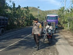 Polsek Lembar Awasi dan Atur Lalu Lintas di Lokasi Rekonstruksi Jalan Provinsi NTB