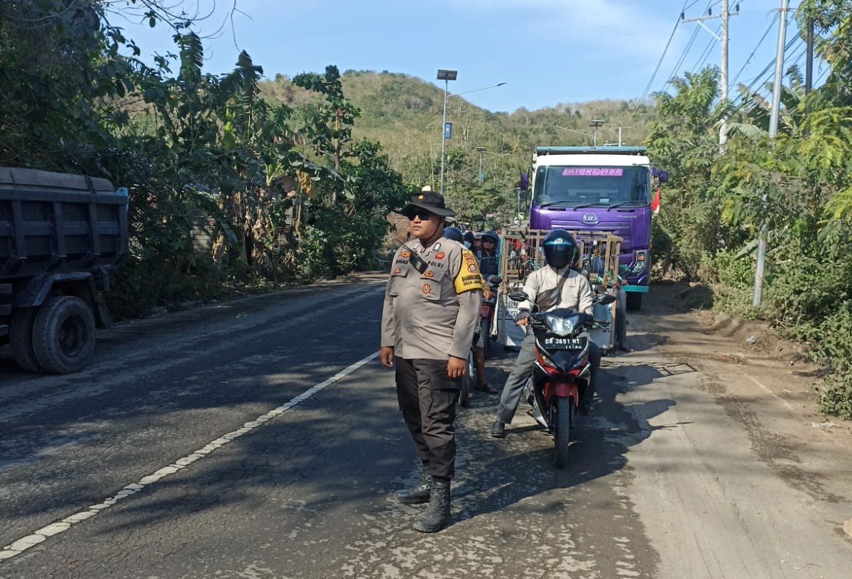 Polsek Lembar Awasi dan Atur Lalu Lintas di Lokasi Rekonstruksi Jalan Provinsi NTB