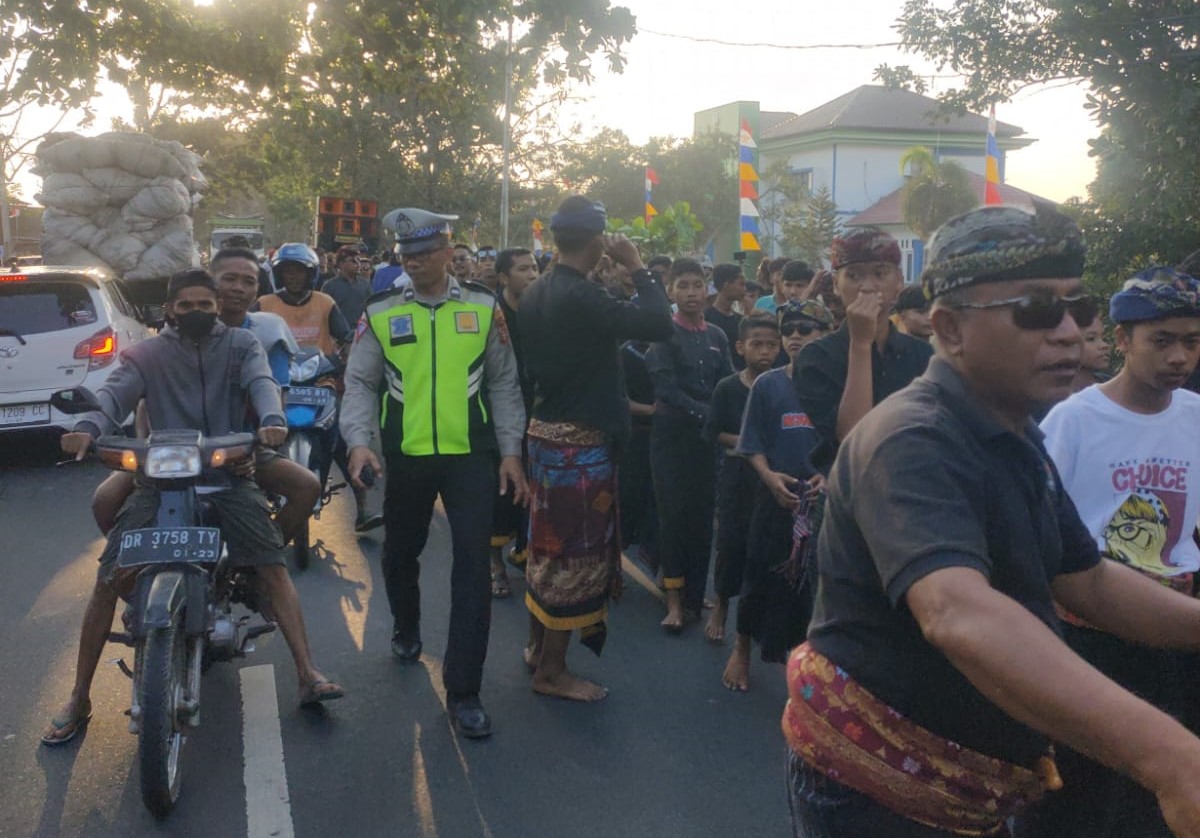 Sinergi Polisi dan Masyarakat Jaga Keamanan Tradisi Adat Nyongkolan di Kediri