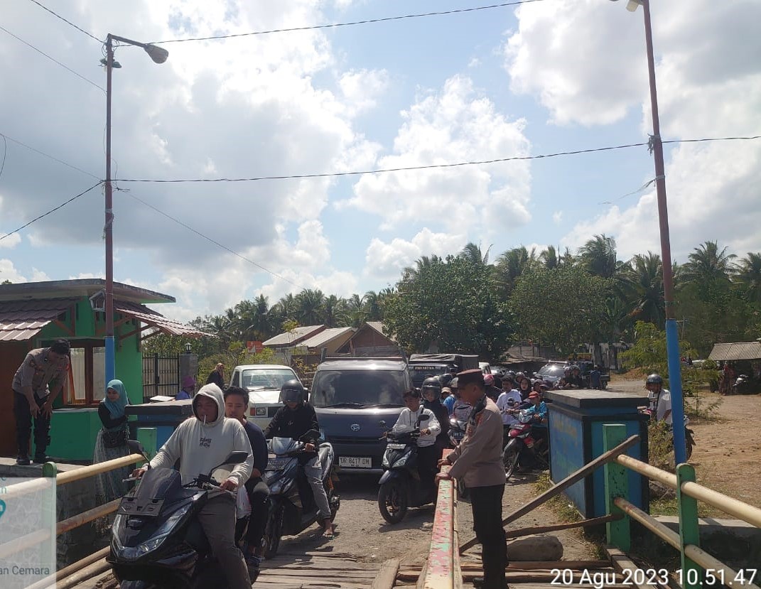 Patroli KRYD Polsek Lembar Jaga Keamanan dan Ketertiban di Pantai Cemare