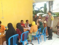 Bhabinkamtibmas Desa Jembatan Kembar Timur Jaga Ketertiban Penyaluran Bansos Sembako dan PKH