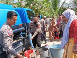 Ditlantas Polda NTB Beri Bansos Air Bersih ke Warga Gumesa Selatan
