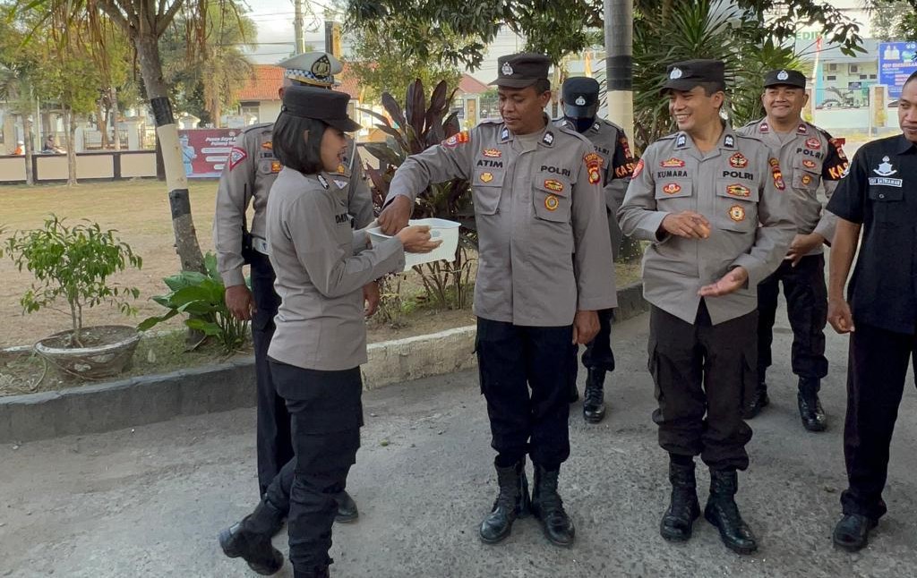 Jumat Berkah, Polsek Kediri dan Masyarakat Sumbang Telur untuk Balita Stunting