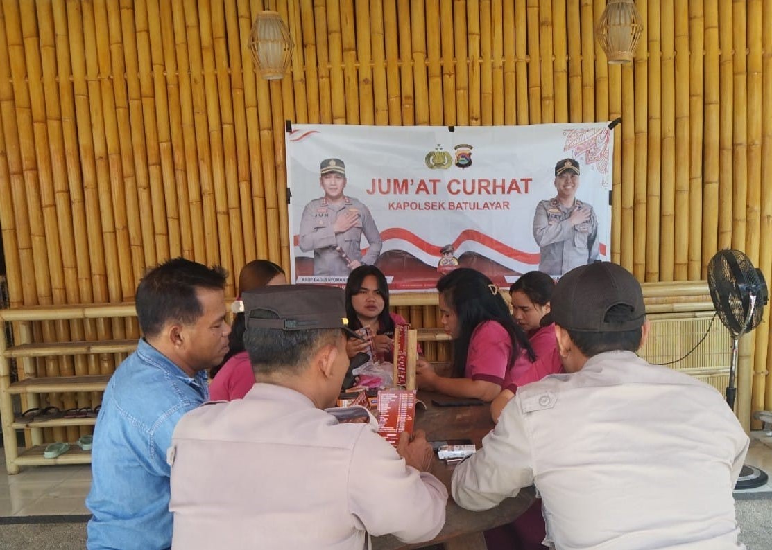 Jumat Curhat Polri, Polsek Batulayar Kunjungi Warga di Desa Senggigi
