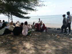 Mandi Safar di Pantai Kuranji, Polsek Labuapi Siap Jaga Kamtibmas