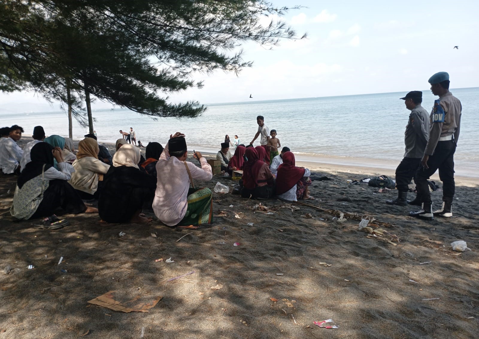 Mandi Safar di Pantai Kuranji, Polsek Labuapi Siap Jaga Kamtibmas