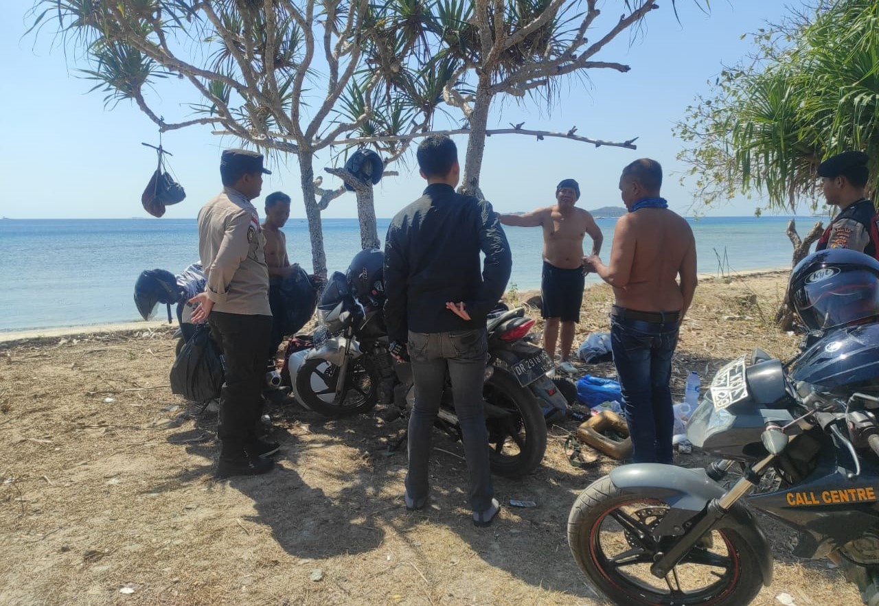 Patroli Rutin Polsek Sekotong untuk Mencegah 3C dan Gangguan Kamtibmas di Obyek Wisata Pantai Kemos