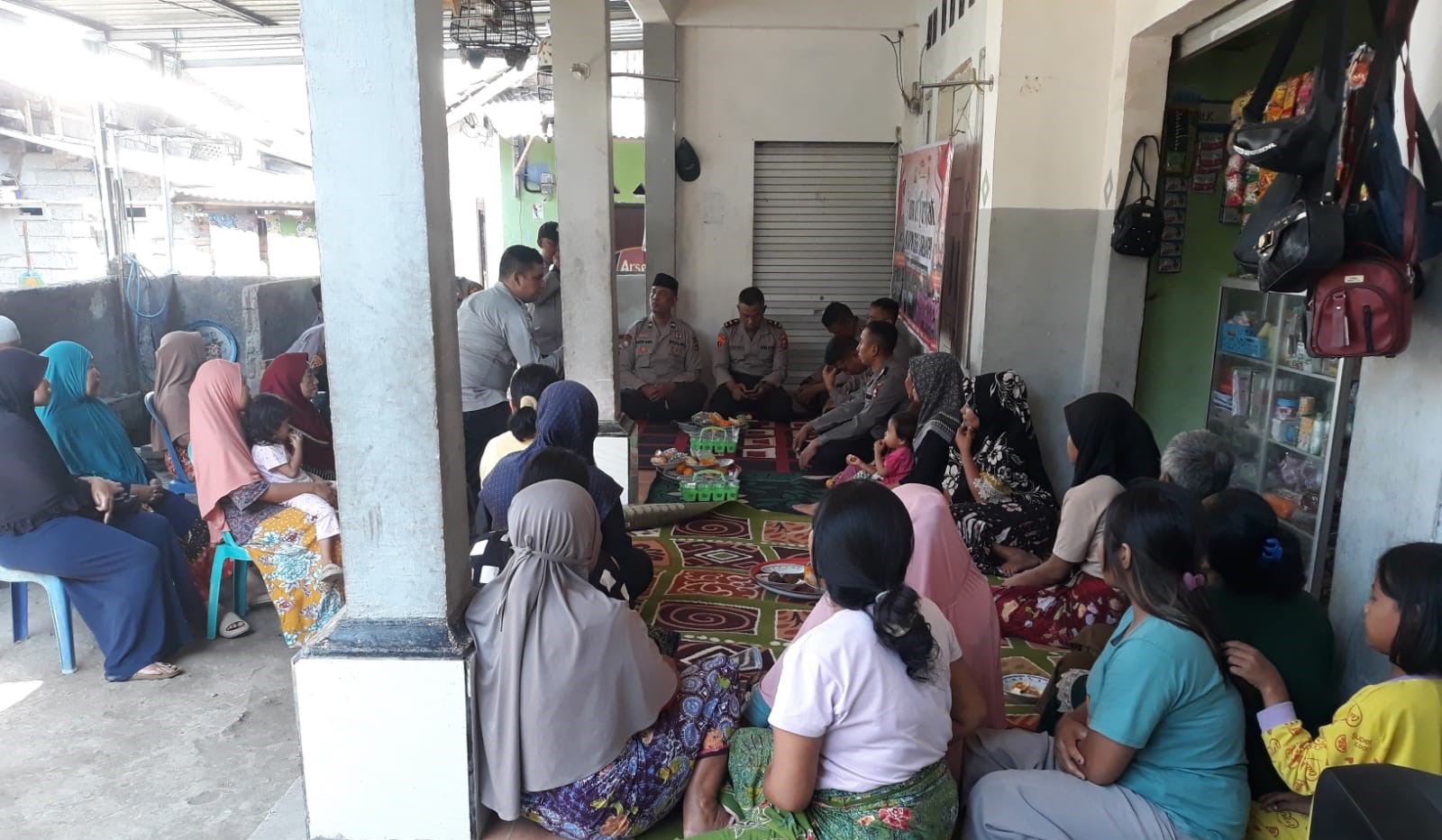 Polisi dan Masyarakat Saling Berbagi di Program Jum’at Curhat Polsek Labuapi