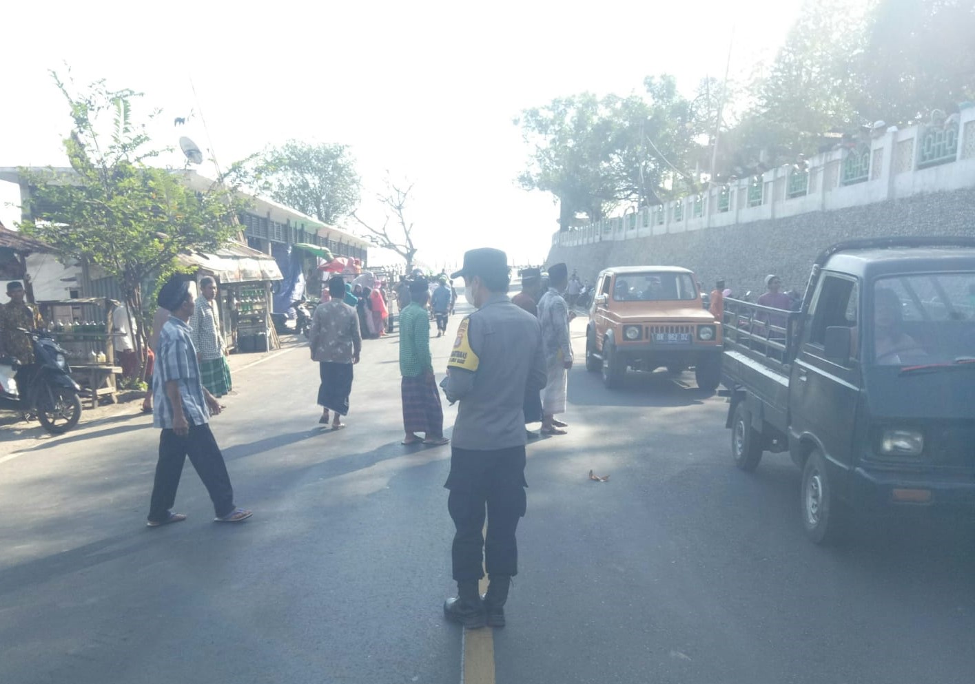 Polsek Batulayar Amankan Pemakaman Warga di Makam Keramat