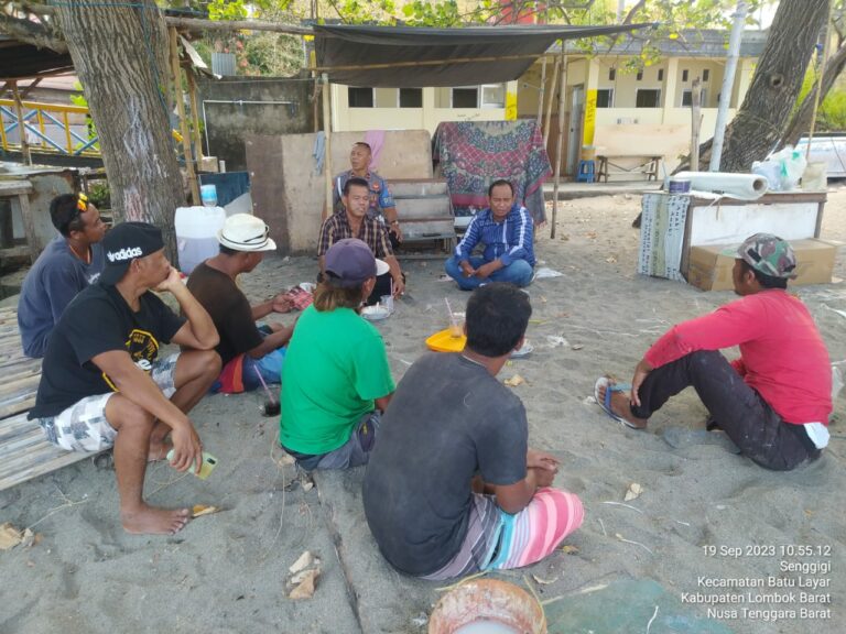 Polsek Batulayar Gelar Sosialisasi TPPO dan PMI Legal di Pantai Senggigi