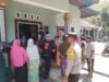 Polsek Gerung Awasi Penyaluran Bantuan Beras dari Kemensos RI