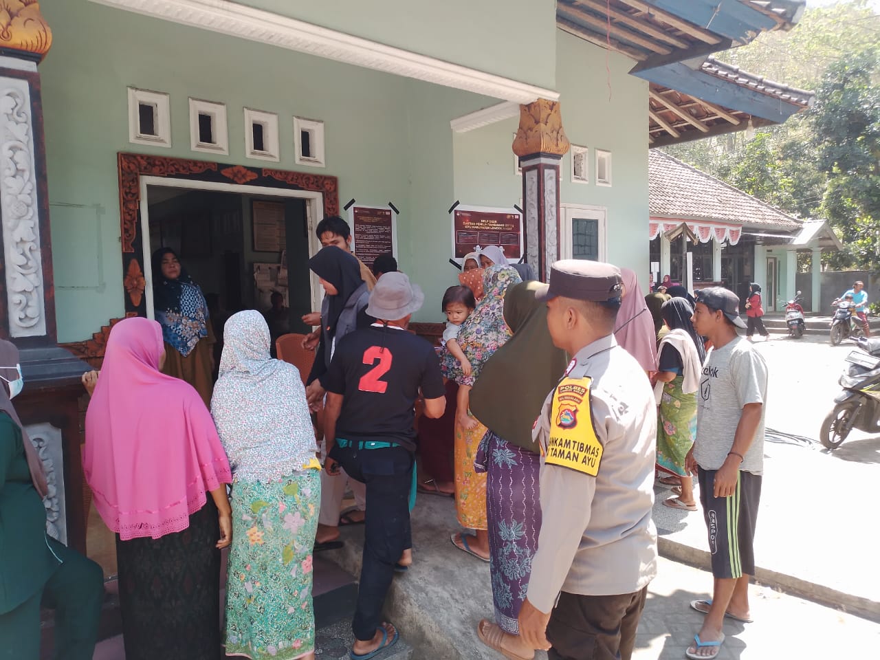 Polsek Gerung Awasi Penyaluran Bantuan Beras dari Kemensos RI