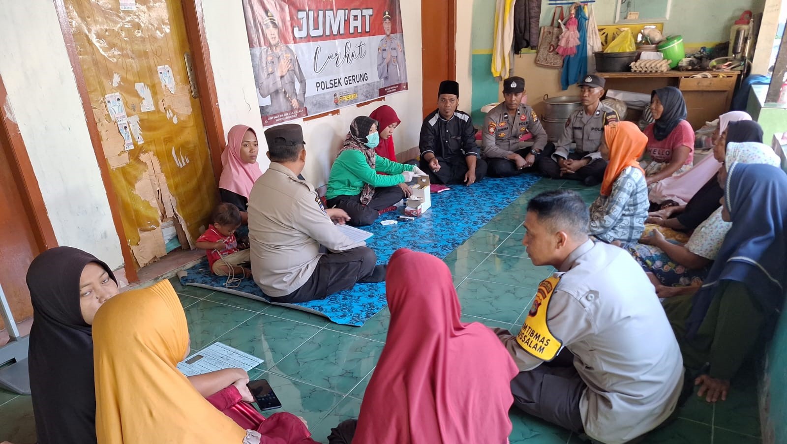 Polsek Gerung Jalin Silaturahmi dengan Warga Melalui Jumat Curhat Polri