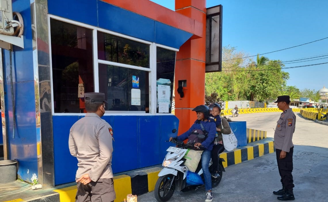 Polsek Kawasan Pelabuhan Lembar Amankan Pembelian Tiket di Toll Gate PT. ASDP