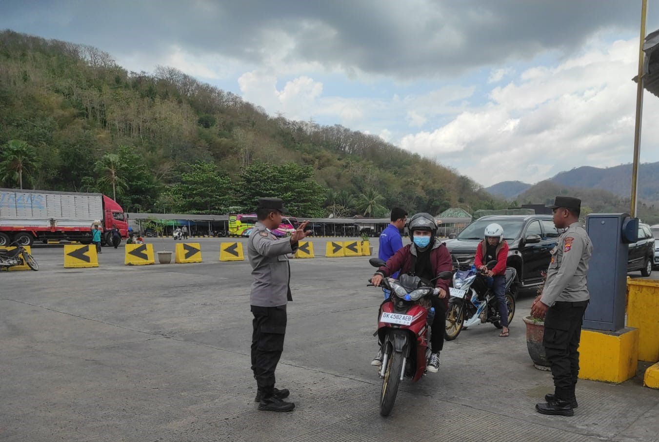 Polsek Kawasan Pelabuhan Lembar Amankan Pemuatan Kendaraan di Kapal KMP. Sindu Dwitama