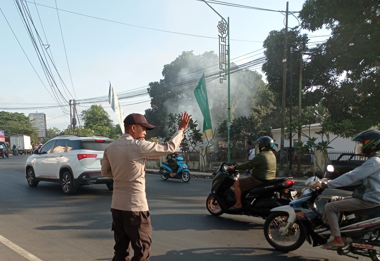 Polsek Kediri Beri Pelayanan Pengaturan Lalulintas Pagi