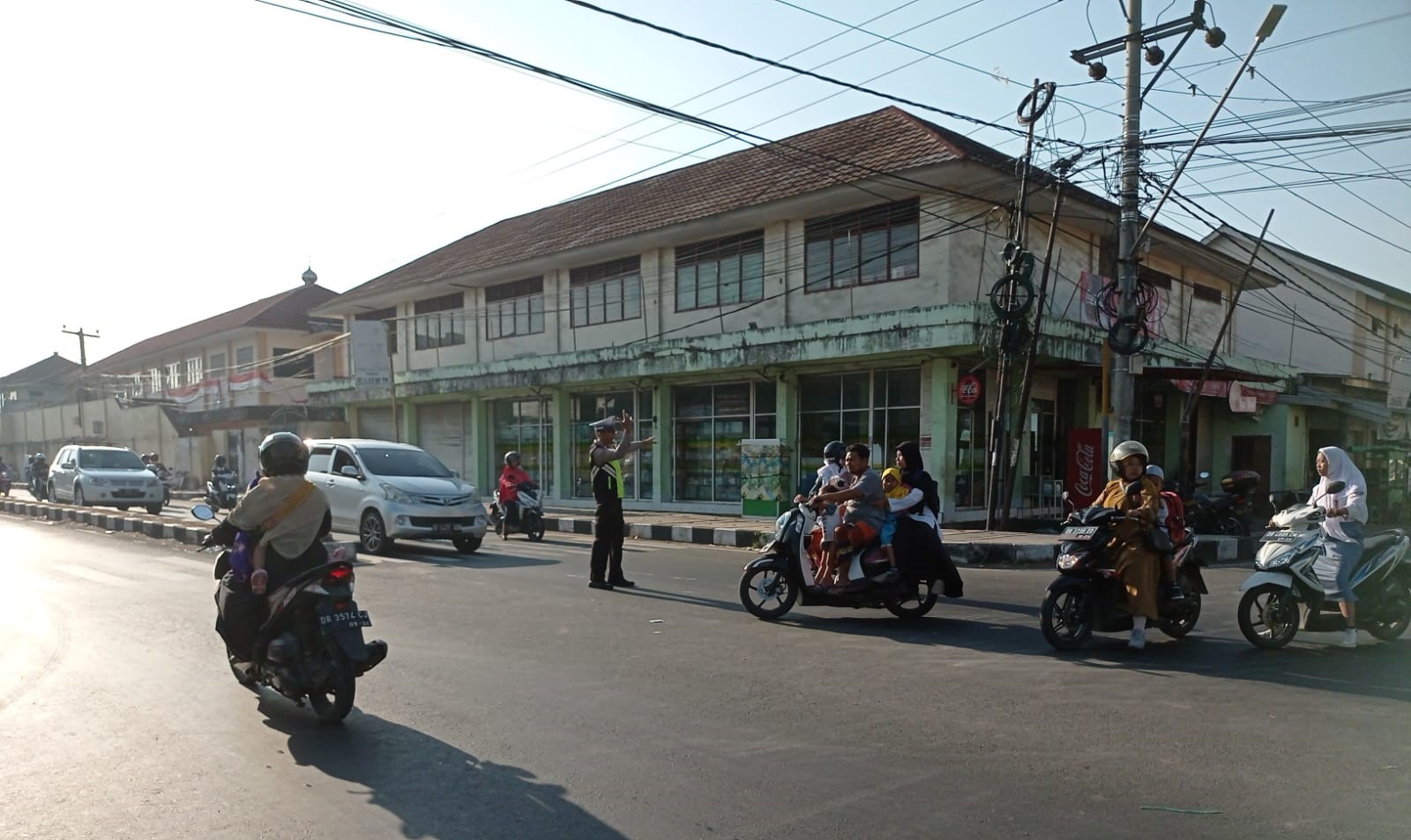 Polsek Kediri Turun Tangan Atasi Macet Pagi di Jalan dan Pasar Umum