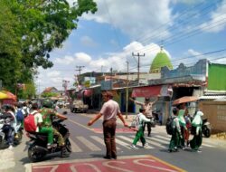 Polsek Labuapi Cegah Gangguan Lalu Lintas di Depan SDN 1 Labuapi