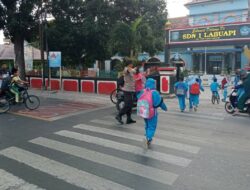 Polsek Labuapi Beri Pelayanan Lalu Lintas di Depan SDN 1 Labuapi