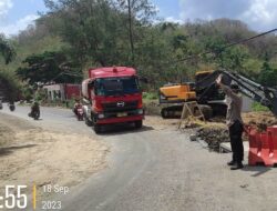 Polsek Lembar Bantu Kelancaran Lalin di Lokasi Rekonstruksi Jalan Lembar – Sekotong