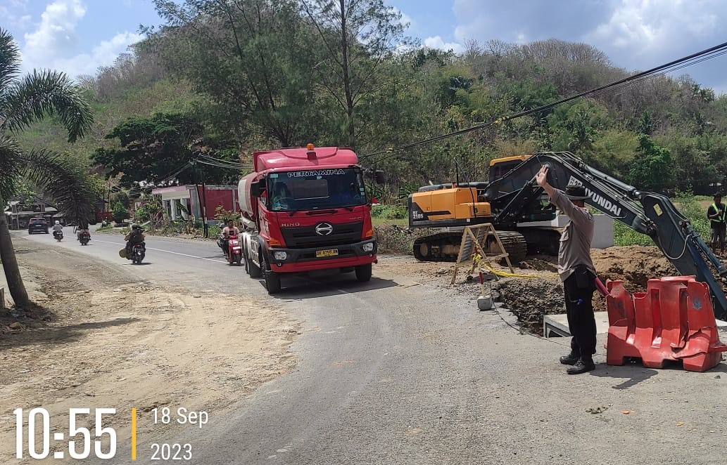 Polsek Lembar Amankan dan Atur Lalin Pengerjaan Jalan