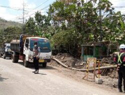 Polsek Lembar Bantu Amankan Rekonstruksi Jalan Rusak Menuju Sekotong