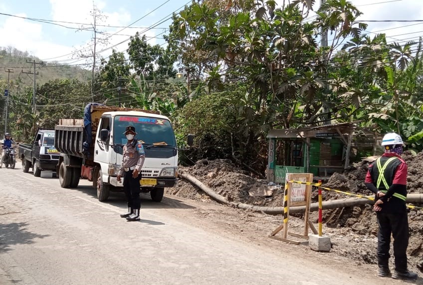 Polsek Lembar Bantu Amankan Rekonstruksi Jalan Rusak Menuju Sekotong