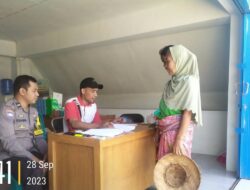 Polsek Lembar Amankan Pembagian Bantuan Pangan Beras di Desa Mareje Timur
