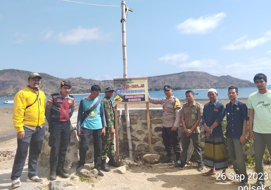 Polsek Sekotong dan BKSDA Pasang Plang Himbauan tentang Buaya di Teluk Sepi