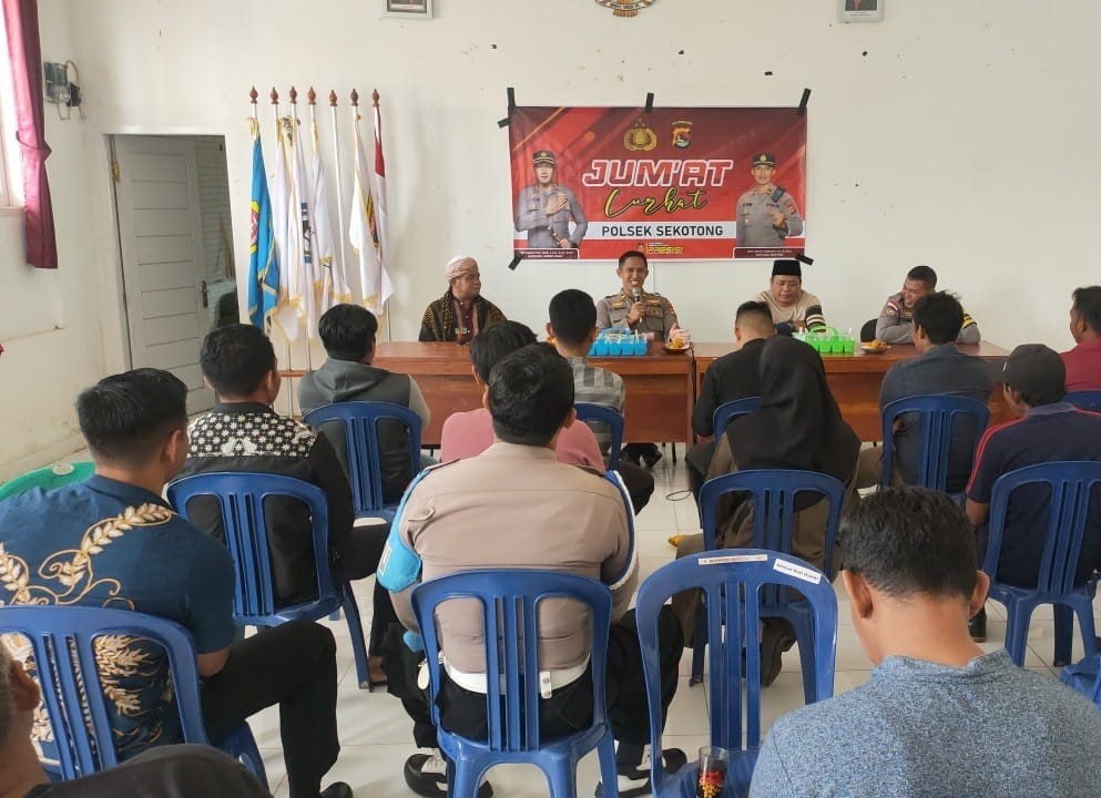 Polsek Sekotong dan Desa Kedaro Jalin Kemitraan untuk Kamtibmas Melalui Jumat Curhat