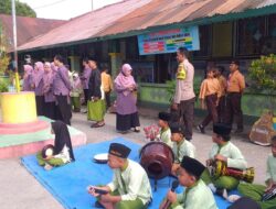 Bhabinkamtibmas Hadiri Akreditasi SDN 2 Lembar, Beri Dukungan dan Himbauan Kamtibmas