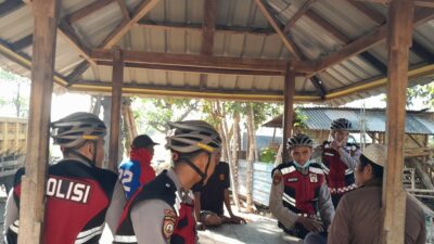 Sat Samapta Polres Lombok Barat Patroli Bersepeda Sambil Bagikan Sembako