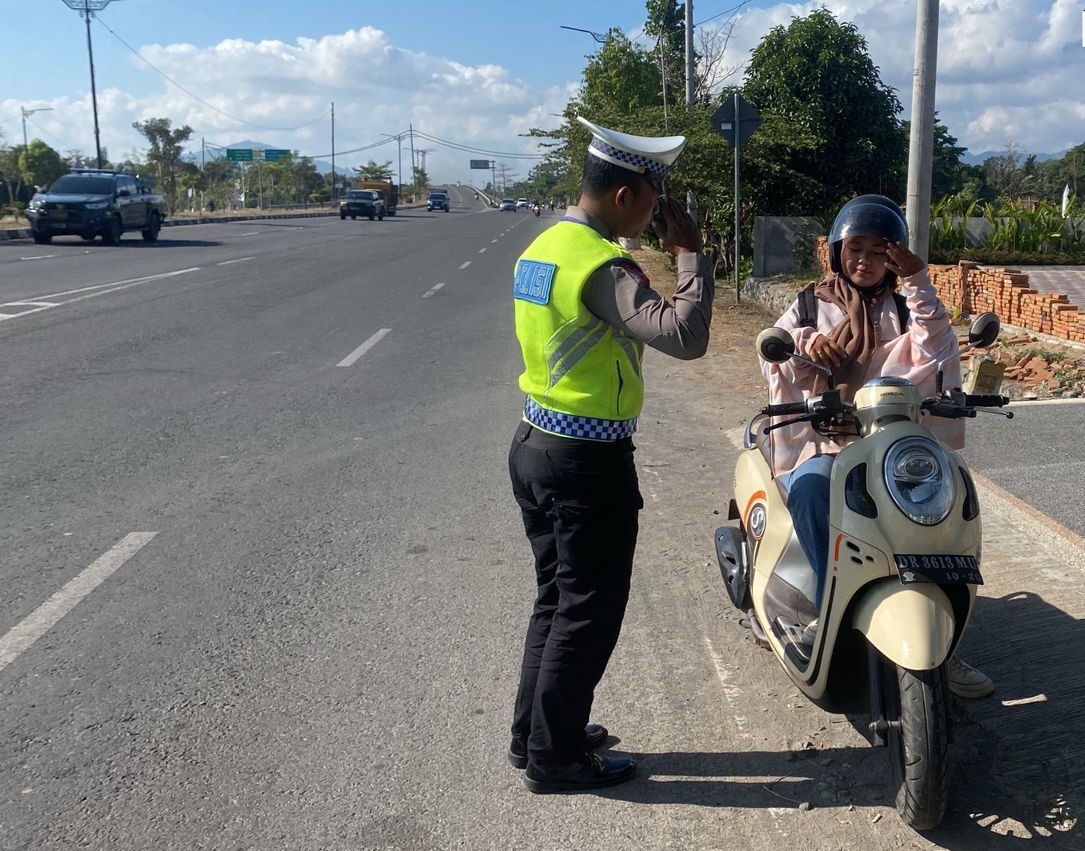 Tertibkan Pelanggar Lalu Lintas, Polres Lombok Barat Lakukan Ini di Simpang Empat Jerneng