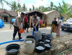 Polres Lombok Barat Salurkan 10.000 Liter Air Bersih ke Warga Terdampak Kekeringan