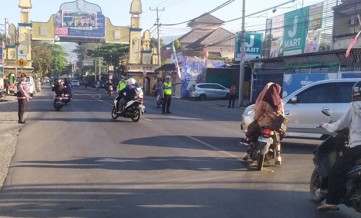 Kapolsek Batulayar Pantau Arus Lalu Lintas Pagi, Antisipasi Kemacetan dan Laka Lantas