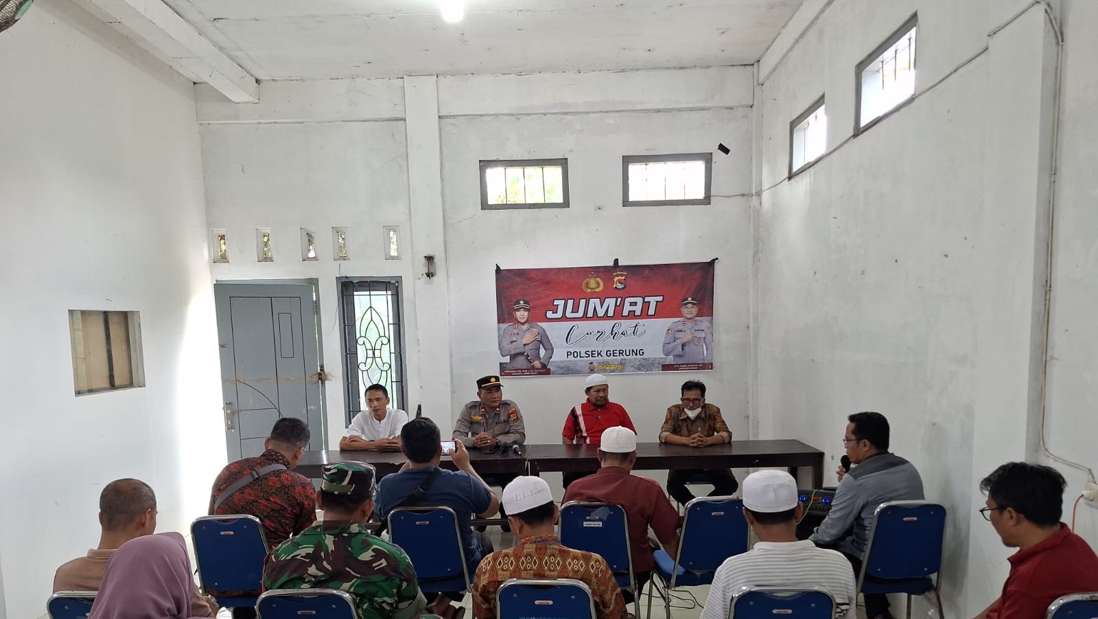 Kapolsek Gerung Gelar Jumat Curhat, Tampung Masukan dan Saran dari Aparatur Desa Mesanggok