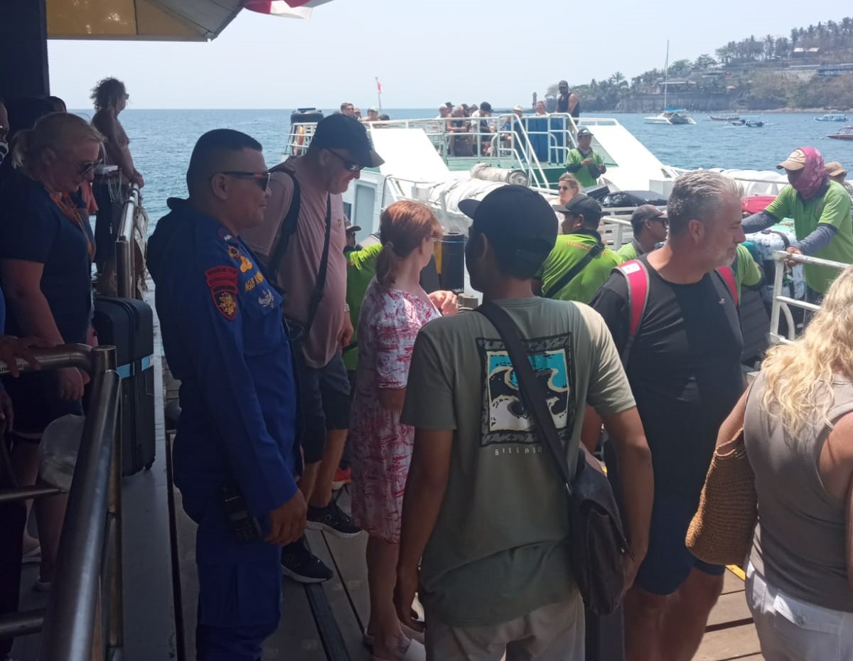 Pengamanan Pantai Senggigi oleh Satpolairud Polres Lombok Barat