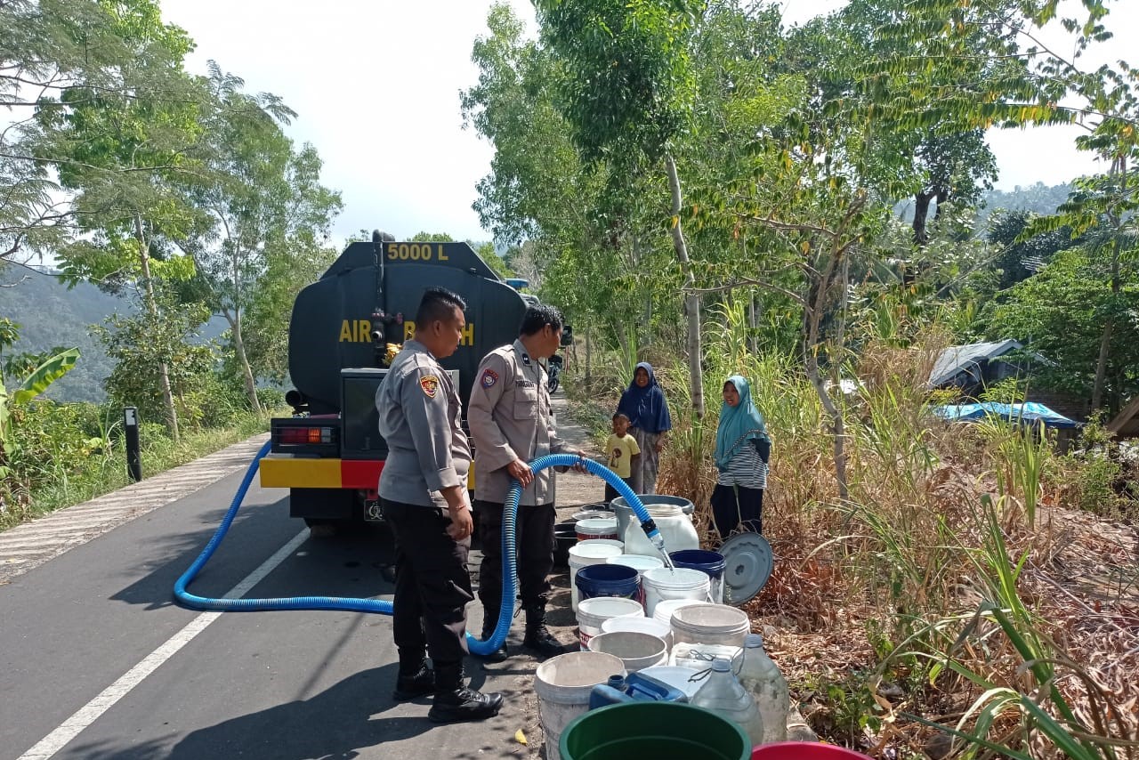 Polres Lobar Salurkan Air Bersih untuk Warga Paok Lumbuk