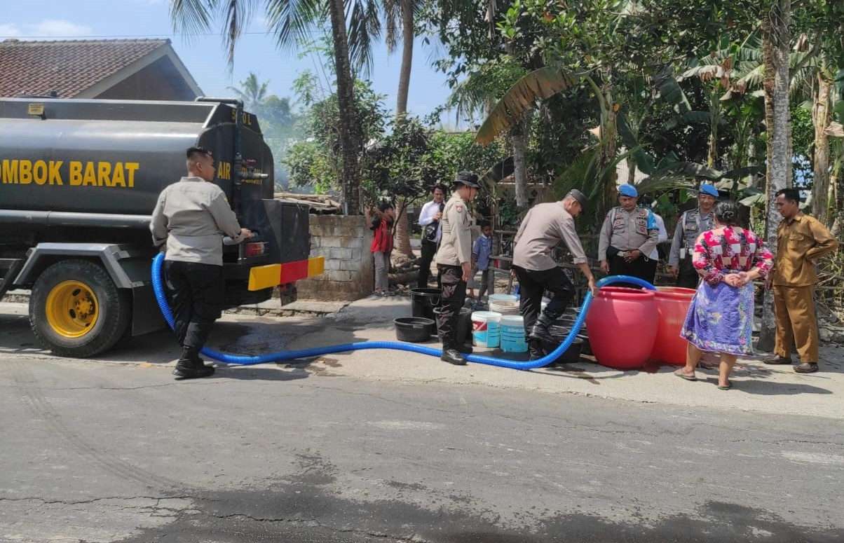 Polres Lombok Barat Bantu Air Bersih Warga Terdampak Kekeringan di Batu Banteng