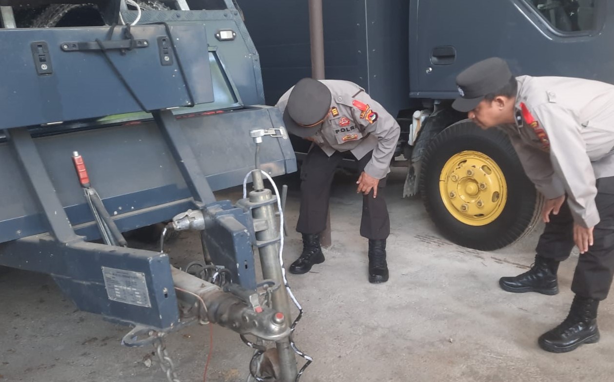 Polres Lombok Barat Memeriksa Kesiapan Kendaraan Dinas Security Barrier Mobile untuk Pengamanan Pemilu