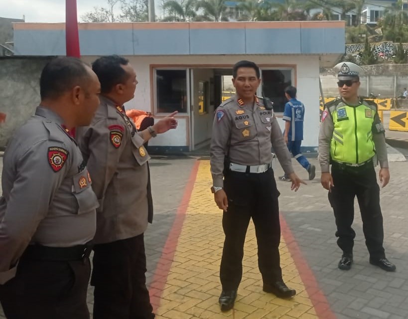 Polres Lombok Barat Pantau Arus Lalu Lintas di Pelabuhan Lembar