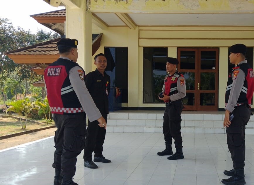 Patroli di Kantor DPRD Lombok Barat