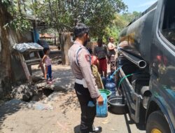 Polres Lombok Barat Salurkan Air Bersih ke Warga Kuripan