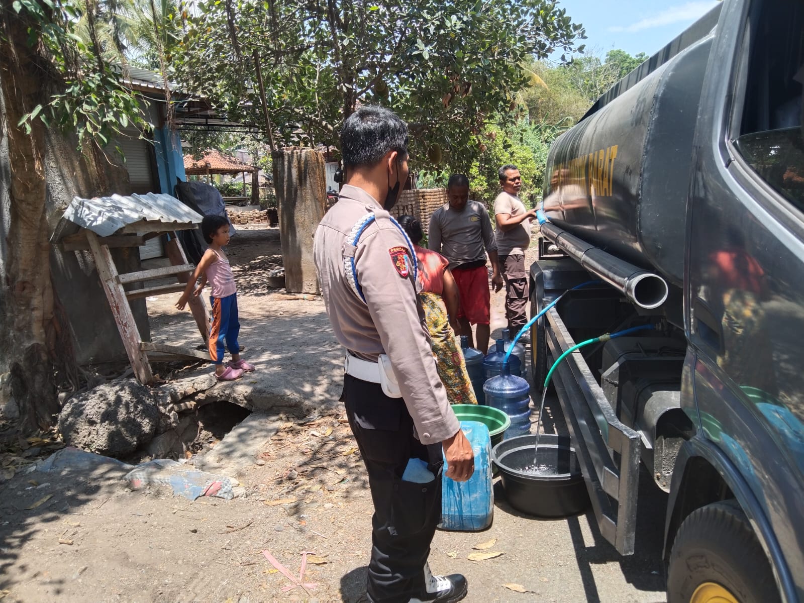 Polres Lombok Barat Salurkan Air Bersih