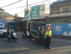 Polsek Batulayar Kawal Anak Sekolah, Atur Lalu Lintas Pagi di Simpang 3 Montong