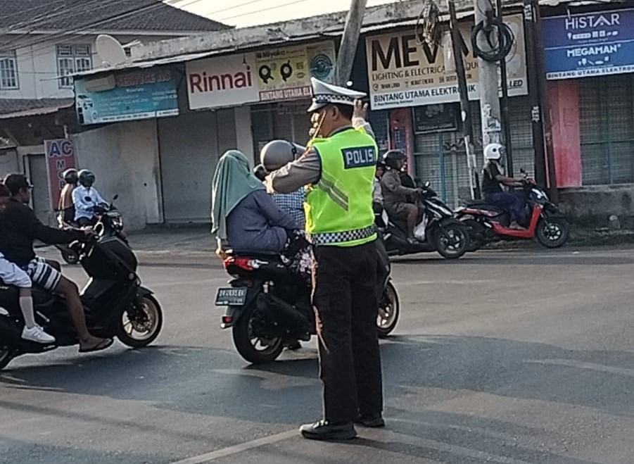 Arus Lalu Lintas Pagi di Simpang 3 Montong Lancar, Berkat Pengaturan Polisi